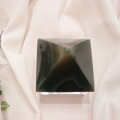 Decorative object made of nephrite used
