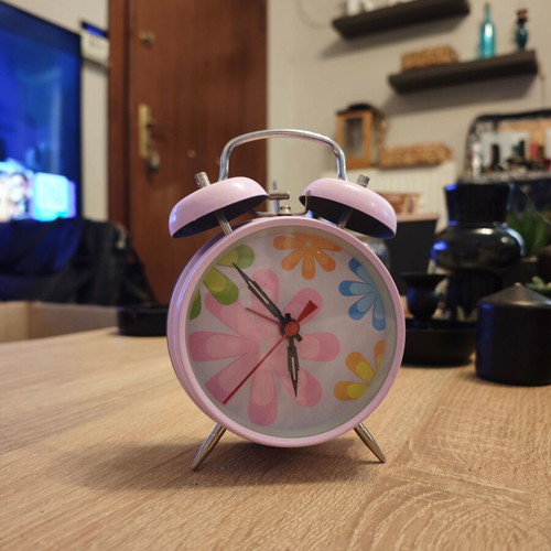 Wind-up table clock like new, analog