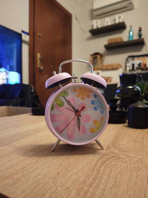 Wind-up table clock like new, analog