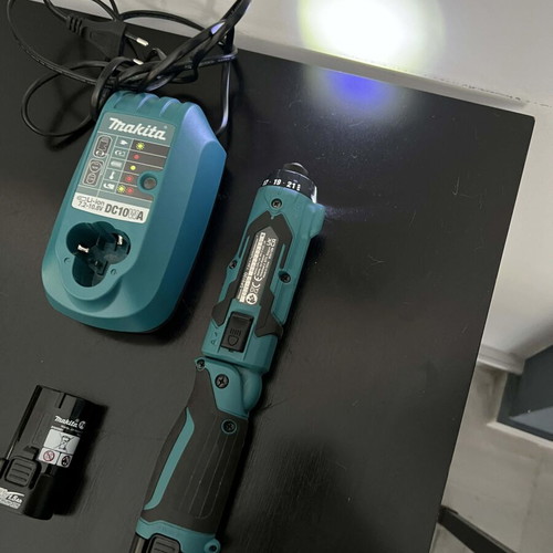Makita DF012D 7.2V cordless drill set like new with charger and 2 batteries