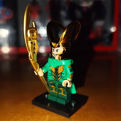 Loki minifigure like new, comic accurate with accessories