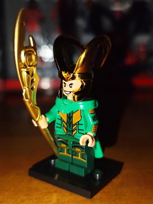 Loki minifigure like new, comic accurate with accessories