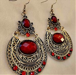 Σκουλαρίκια boho με περίτεχνο σχέδιο σε ασημί αντικέ χρώμα και κόκκινη πέτρα