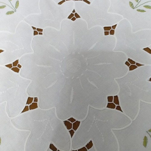 Tablecloth with 3 squares like new, white with embroidery and cutwork