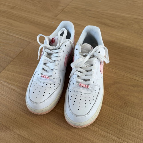Nike sneaker Valentines edition used, size 41, white and pink