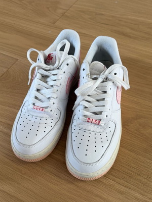 Nike sneaker Valentines edition used, size 41, white and pink
