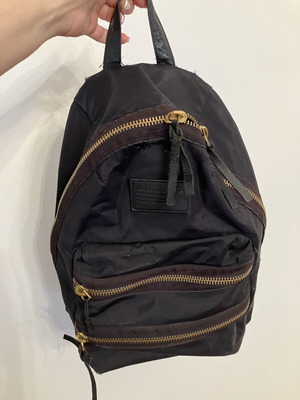 Marc Jacobs σακίδιο πλάτης μεταχειρισμένο με σκίσιμο κοντά στο φερμουάρ, μαύρο