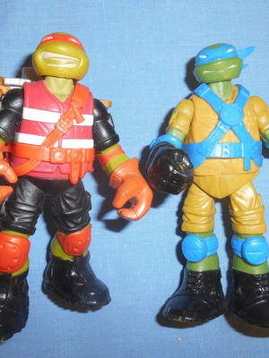Teenage Mutant Ninja Turtles 2 figures like new