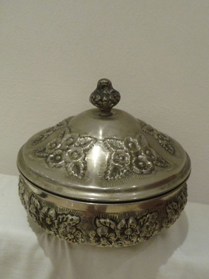 Φοντανιέρα μεταχειρισμένη μεταλλική με γλυπτά σχέδια εποχής