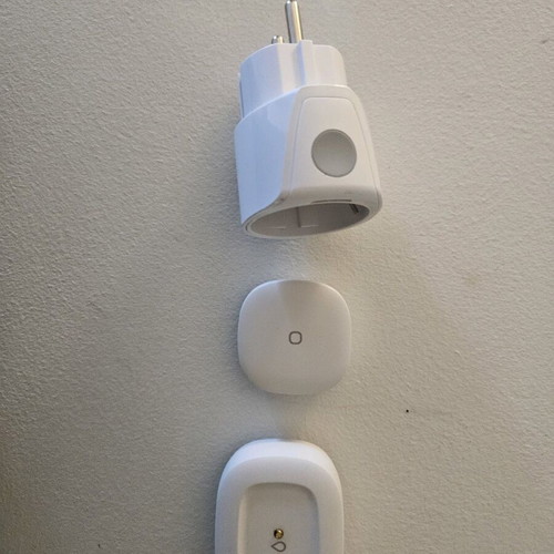 Smartthings set like new with plug, water leak sensor and button