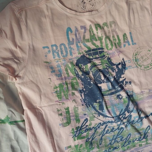 T-shirt unisex size L like new, pink multicolor