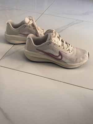 Nike γυναικεία παπούτσια για τρέξιμο σαν καινούργια, μέγεθος 38, άσπρα και ροζ