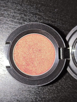 M·A·C Cosmetics Small Eye Shadow Expensive Pink Veluxe Pearl finish