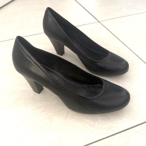 Marco Tozzi leather pumps like new, size 40, black