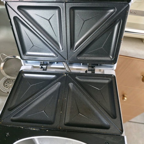 Sandwich maker 1000W like new with all accessories