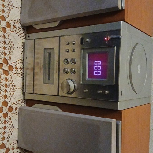 Vintage mini stereo 1982 like new, cassette, cd, radio