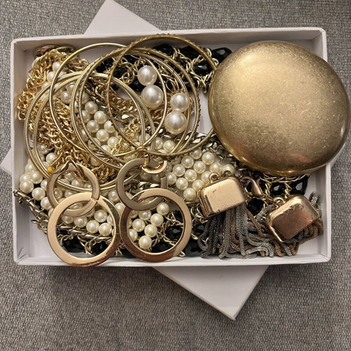 Jewelry set in gold tone like new