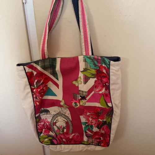 Accessorize shoulder bag like new, multicolor