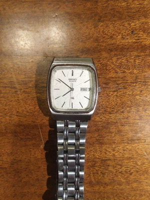 Seiko Quartz 8223-5130 A wristwatch used, silver, vintage 1980