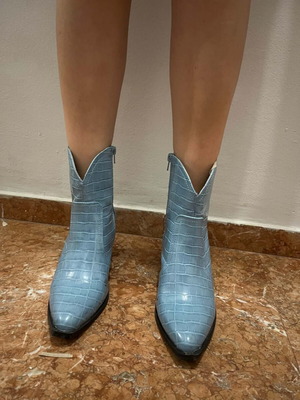 Blue ankle boots like new with heel, size 38