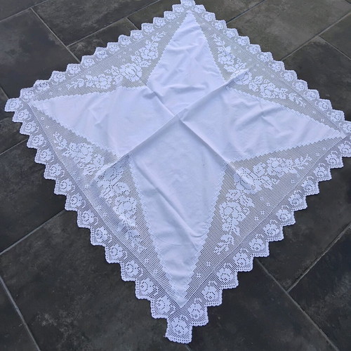 Authentic handmade crochet tablecloth set with 2 napkins like new