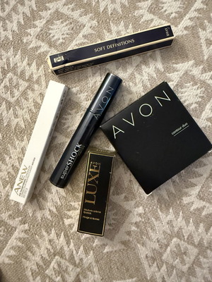 Σετ μακιγιάζ Avon καινούργιο με δώρο μολύβι