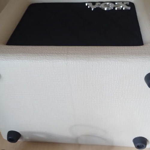 Vox Mini 3 G2 Portable Guitar Amplifier Ivory like new with Wireless Microphone Set