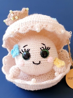 Amigurumi pearl doll Margaritarenia in handmade crochet shell