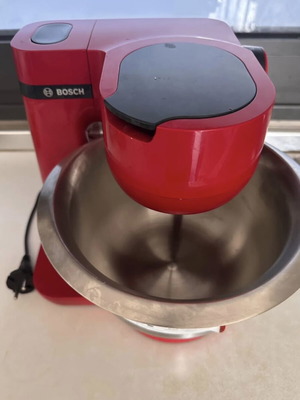 Bosch MUM kitchen machine like new, red with attachments