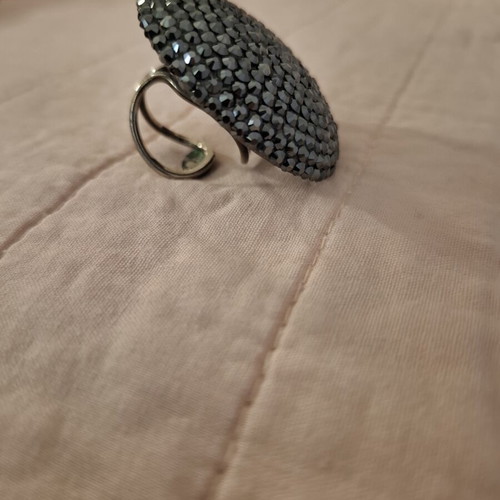 Marguerite ring with black gray strass, like new, adjustable