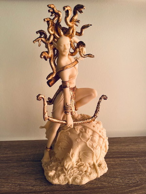 Αγαλματίδιο Μέδουσα μεταχειρισμένο από λευκή ρητίνη Veronese design