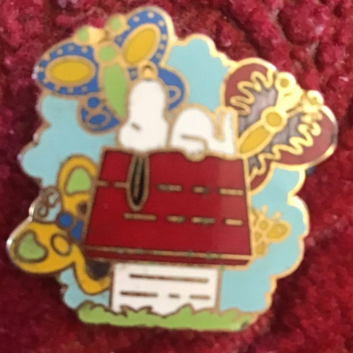 Snoopy pin like new