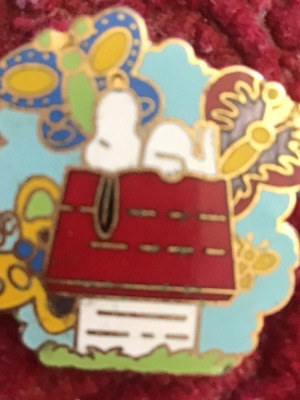 Snoopy pin like new