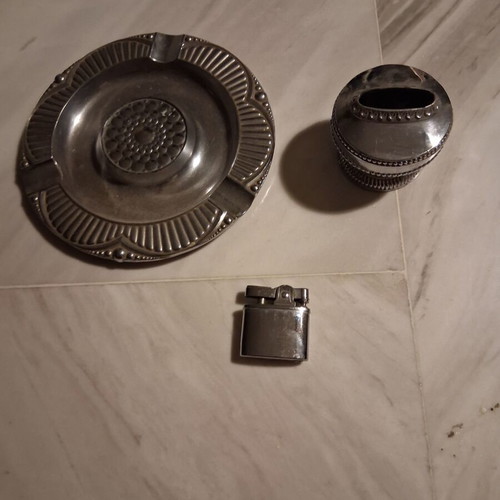 Plastic ashtray with lighter base
