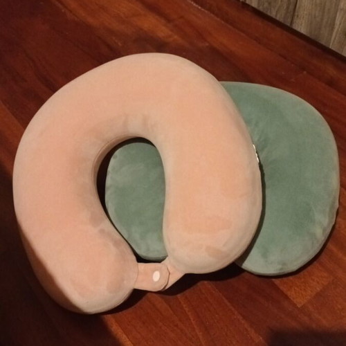 Travel pillows like new, set of 2 with memory foam and washable covers