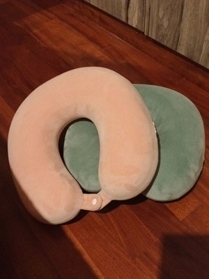 Travel pillows like new, set of 2 with memory foam and washable covers