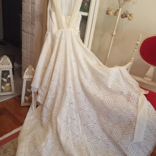 Wedding dress like new, ivory lace with decorative belt and long train