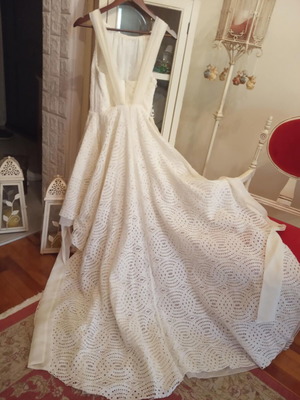 Νυφικό φόρεμα σαν καινούργιο, ιβουάρ δαντέλα με ζώνη και μακριά ουρά