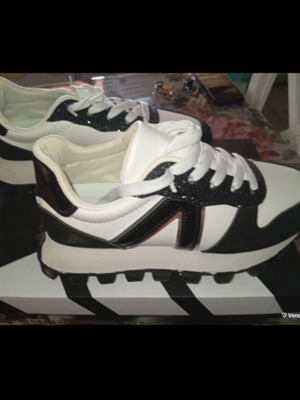 Athletic shoes size 39 like new, black and white sneakers