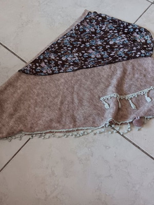 Γυναικείο φουλάρι σαν καινούργιο, τρίγωνο, μαύρο και μπεζ