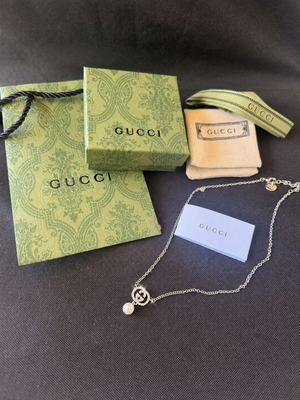 Gucci κολιέ Interlocking G ασημένιο με κρύσταλλα και μαργαριτάρι