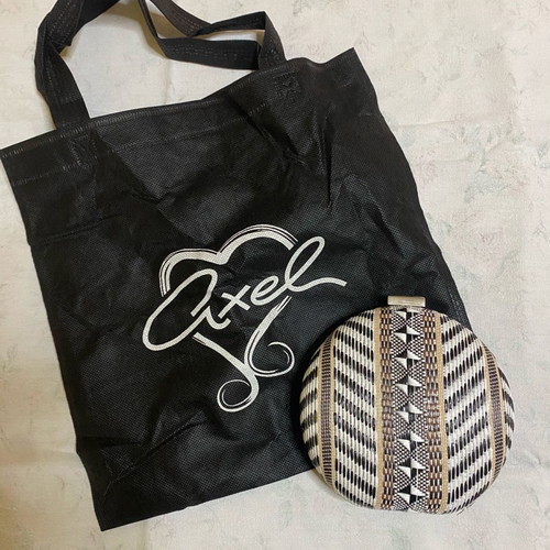 Axel clutch bag 14.5 cm like new, multicolor