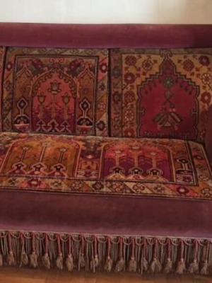 Σαλόνι χειροποίητο μεταχειρισμένο από χαλί και βελούδο οθωμανικής περιόδου
