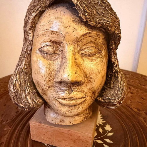 Vintage female bust decorative head 18 cm on wooden base like new