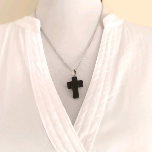 Unisex steel chain with black onyx cross – protection and style