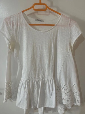 Regalinas white blouse with embroidered lace, one size