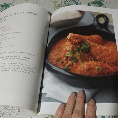 Cook books like new, pack of 5, Latin American and Thai cuisine