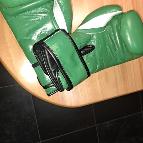 Force1 12Oz boxing gloves like new, leatherette