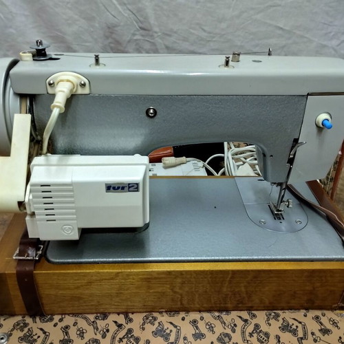 Electric sewing machine like new in case