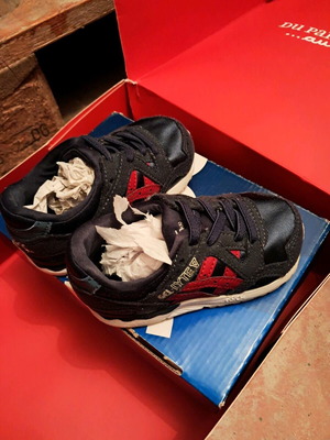 Παιδικά παπούτσια Asics αθλητικά σαν καινούργια, μέγεθος 21, μπλε